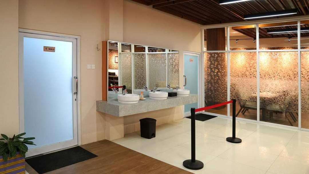 Elohim Hotel Sentani Jayapura Bagian luar foto